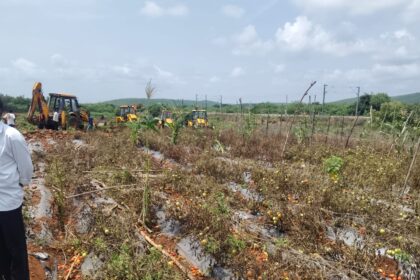 ಅರಣ್ಯ ಇಲಾಖೆ ಅಧಿಕಾರಿಗಳಿಂದ ನಡೆಯುತ್ತಿದ್ದ ಭೂಮಿ ತೆರವು ತಡೆದು ರೈತರಿಗೆ ನೆರವು