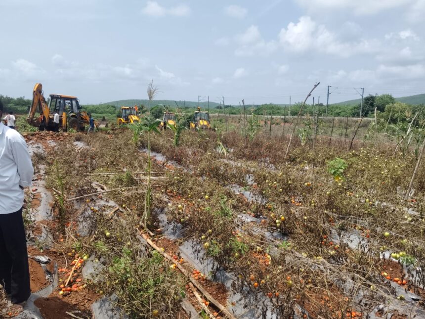 ಅರಣ್ಯ ಇಲಾಖೆ ಅಧಿಕಾರಿಗಳಿಂದ ನಡೆಯುತ್ತಿದ್ದ ಭೂಮಿ ತೆರವು ತಡೆದು ರೈತರಿಗೆ ನೆರವು ಅರಣ್ಯ ಇಲಾಖೆ ಅಧಿಕಾರಿಗಳಿಂದ ನಡೆಯುತ್ತಿದ್ದ ಭೂಮಿ ತೆರವು ತಡೆದು ರೈತರಿಗೆ ನೆರವು