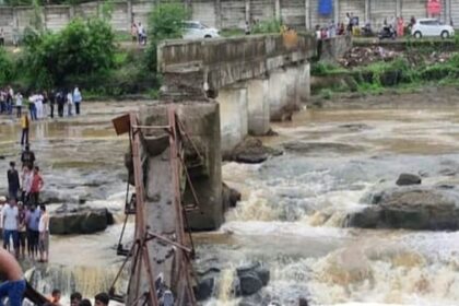 ಇಂದ್ರಾಯನಿ ನದಿ ಸೇತುವೆ ಕುಸಿತ: 25 ಪ್ರವಾಸಿಗರು ನೀರು ಪಾಲು