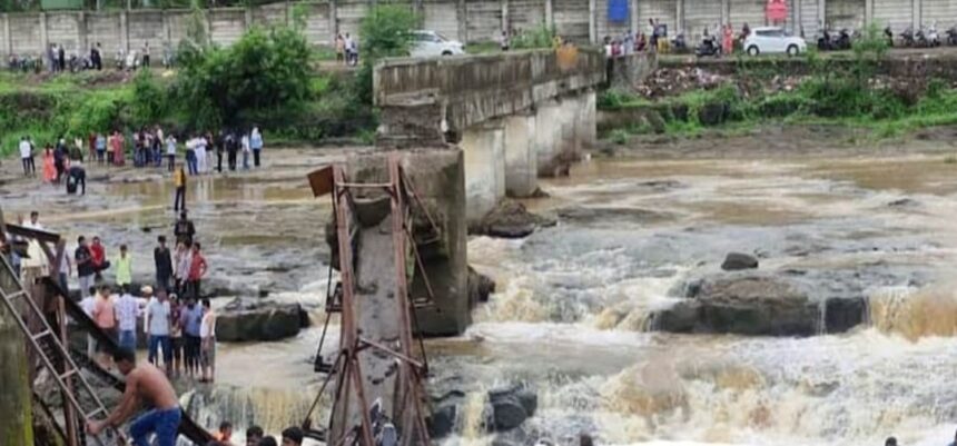 ಇಂದ್ರಾಯನಿ ನದಿ ಸೇತುವೆ ಕುಸಿತ: 25 ಪ್ರವಾಸಿಗರು ನೀರು ಪಾಲು