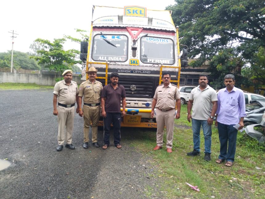 ಪಾದಚಾರಿಗೆ ಲಾರಿ ಹಾಯಿಸಿ ಪರಾರಿಯಾಗಿದ್ದ ಚಾಲಕನ ಬಂಧನ ಪಾದಚಾರಿಗೆ ಲಾರಿ ಹಾಯಿಸಿ ಪರಾರಿಯಾಗಿದ್ದ ಚಾಲಕನ ಬಂಧನ