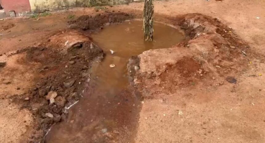 ಪೈಪ್ ಲೈನ್ ಒಡೆದು ನೀರು ಪೋಲು: ಕಣ್ಮುಚ್ಚಿ ಕುಳಿತ ಅಧಿಕಾರಿಗಳು ಪೈಪ್ ಲೈನ್ ಒಡೆದು ನೀರು ಪೋಲು: ಕಣ್ಮುಚ್ಚಿ ಕುಳಿತ ಅಧಿಕಾರಿಗಳು