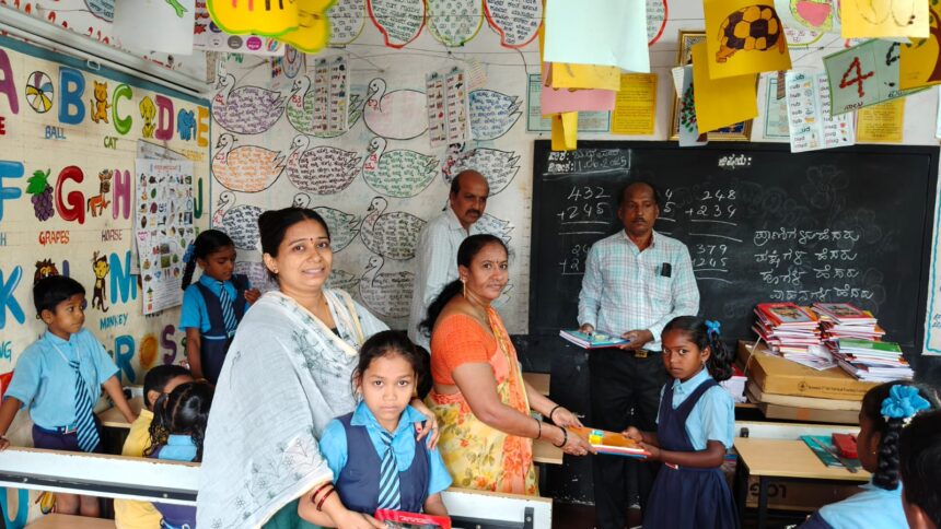 ಶಾಲಾ ಮಕ್ಕಳಿಗೆ ಉಚಿತ ನೋಟ್ ಬುಕ್ ವಿತರಣೆ