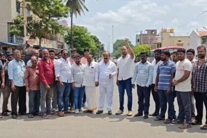 ಪೊಲೀಸ್ ಅಧಿಕಾರಿಗಳ ಅಮಾನತು ಆದೇಶ ರದ್ದತಿಗೆ ಒತ್ತಾಯಿಸಿ ಚಾಮರಾಜನಗರದಲ್ಲಿ ಪ್ರತಿಭಟನೆ