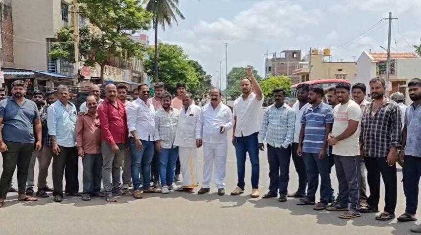 ಪೊಲೀಸ್ ಅಧಿಕಾರಿಗಳ ಅಮಾನತು ಆದೇಶ ರದ್ದತಿಗೆ ಒತ್ತಾಯಿಸಿ ಚಾಮರಾಜನಗರದಲ್ಲಿ ಪ್ರತಿಭಟನೆ