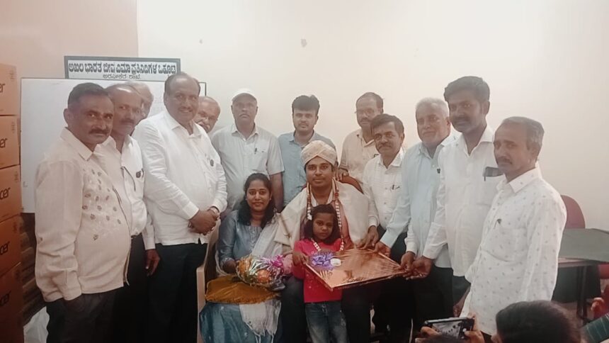 ಅರಸೀಕೆರೆ ಜೀವ ವಿಮಾ ನಿಗಮದ ಉಪಶಾಖಾಧಿಕಾರಿ ಶ್ರೀನಿವಾಸ್ ಗೆ ಬಿಳ್ಕೋಡುಗೆ ಅರಸೀಕೆರೆ ಜೀವ ವಿಮಾ ನಿಗಮದ ಉಪಶಾಖಾಧಿಕಾರಿ ಶ್ರೀನಿವಾಸ್ ಗೆ ಬಿಳ್ಕೋಡುಗೆ