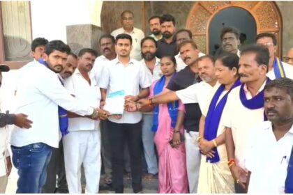  ದಲಿತ ಯುವಕನ ಮೇಲೆ ಹಲ್ಲೆ ಖಂಡಿಸಿ ಪೋಲಿಸ್ ಠಾಣೆ ಎದುರಗಡೆ ಪ್ರತಿಭಟನೆ