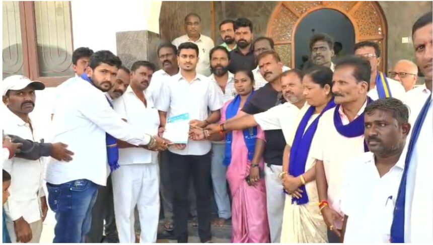  ದಲಿತ ಯುವಕನ ಮೇಲೆ ಹಲ್ಲೆ ಖಂಡಿಸಿ ಪೋಲಿಸ್ ಠಾಣೆ ಎದುರಗಡೆ ಪ್ರತಿಭಟನೆ