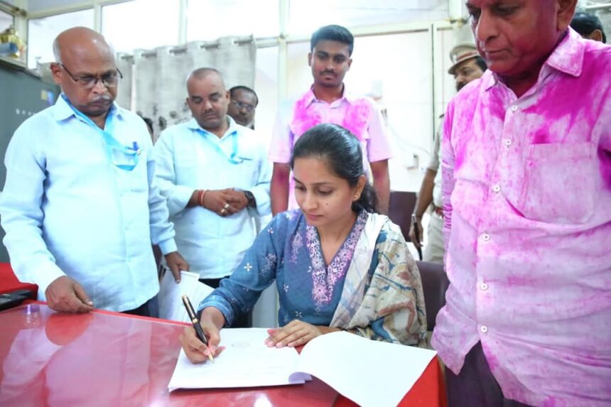 ಸಂಸದರಾಗಿ ಒಂದು ವರ್ಷ ಪೂರ್ಣಗೊಳಿಸಿದ ಪ್ರಿಯಾಂಕಾ ಜಾರಕಿಹೊಳಿ ಅವರಿಗೆ ಕಾಂಗ್ರೆಸ್ ಮುಖಂಡರ ಅಭಿನಂದನೆ ಸಂಸದರಾಗಿ ಒಂದು ವರ್ಷ ಪೂರ್ಣಗೊಳಿಸಿದ ಪ್ರಿಯಾಂಕಾ ಜಾರಕಿಹೊಳಿ ಅವರಿಗೆ ಕಾಂಗ್ರೆಸ್ ಮುಖಂಡರ ಅಭಿನಂದನೆ