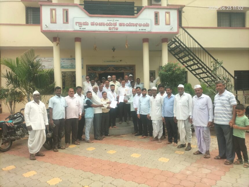 ಜನ ಪ್ರತಿನಿಧಗಳ ವಿರುದ್ದ ಸಾರ್ವಜನಿಕರ ಆಕ್ರೋಶ ಜನ ಪ್ರತಿನಿಧಗಳ ವಿರುದ್ದ ಸಾರ್ವಜನಿಕರ ಆಕ್ರೋಶ