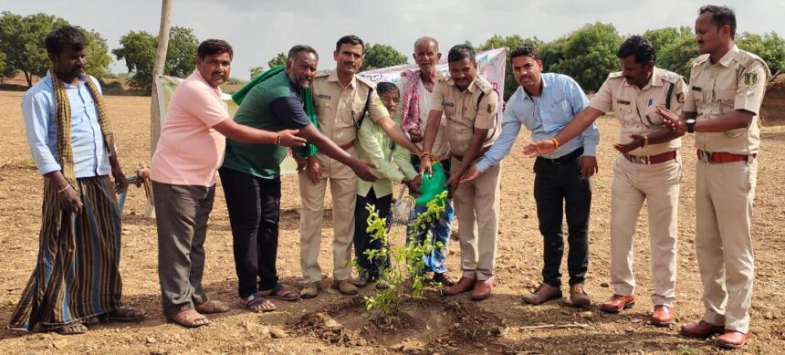 “ಬಯಲಿನಲ್ಲಿ ಬೆಳೆವ ಹಸಿರು ಧ್ವನಿ: ಡಾ ಸಂತೋಷ ಪೂಜಾರ “ಬಯಲಿನಲ್ಲಿ ಬೆಳೆವ ಹಸಿರು ಧ್ವನಿ: ಡಾ ಸಂತೋಷ ಪೂಜಾರ