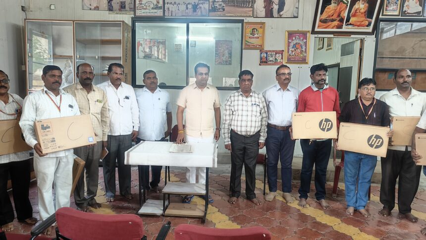 ಗ್ರಾಮ ಆಡಳಿತ ಅಧಿಕಾರಿಗಳಿಗೆ ಲ್ಯಾಪ್ ಟಾಪ್ ವಿತರಣೆ. ಗ್ರಾಮ ಆಡಳಿತ ಅಧಿಕಾರಿಗಳಿಗೆ ಲ್ಯಾಪ್ ಟಾಪ್ ವಿತರಣೆ.