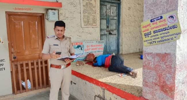 ತಲೆ ಮೇಲೆ ಕಲ್ಲು ಎತ್ತಿಹಾಕಿ ವ್ಯಕ್ತಿಯ ಬರ್ಬರ ಹತ್ಯೆ. ತಲೆ ಮೇಲೆ ಕಲ್ಲು ಎತ್ತಿಹಾಕಿ ವ್ಯಕ್ತಿಯ ಬರ್ಬರ ಹತ್ಯೆ.