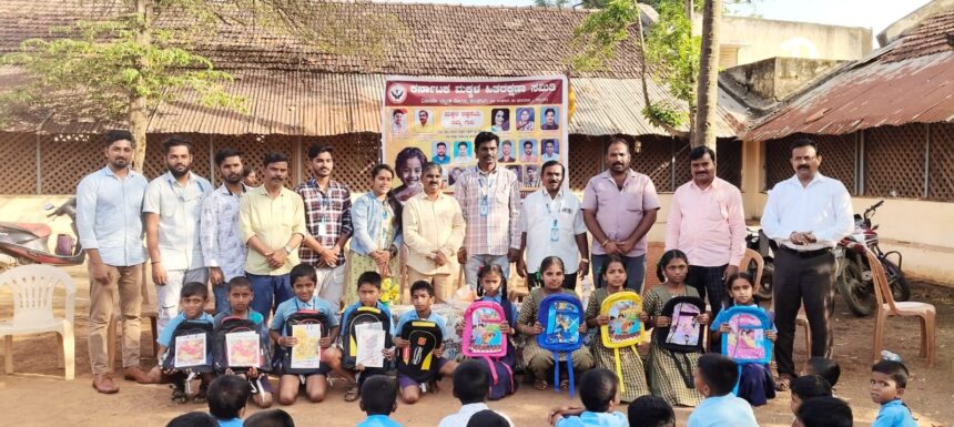 ಕರ್ನಾಟಕ ಮಕ್ಕಳ ರಕ್ಷಣಾ ಸಮಿತಿ ವತಿಯಿಂದ ವಿದ್ಯಾರ್ಥಿಗಳಿಗೆ ಸ್ಕೂಲ್ ಬ್ಯಾಗ್ ನೋಟಬುಕ್ ವಿತರಣೆ