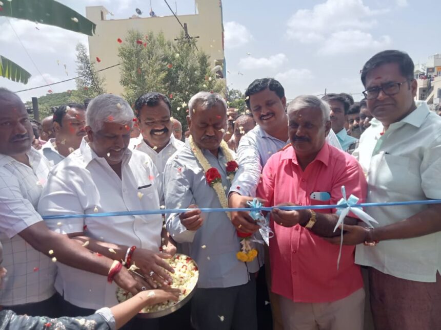 ನವಿಲುನಗರ ಮತ್ತು ಸುಪ್ರಭಾತನಗರಗಳಲ್ಲಿ ರಸ್ತೆ ಡಾಂಬರೀಕರಣ ಕಾಮಗಾರಿಗೆ ಚಾಲನೆ : ಶಾಸಕ ಎಸ್ ಟಿ ಸೋಮಶೇಖರ್”