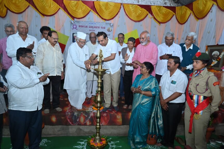 ಚೆನ್ನಬಸಪ್ಪ ಕರಾಳೆ ಶಿಕ್ಷಣ ಮಹಾವಿದ್ಯಾಲಯದಲ್ಲಿ ನಡೆದ ದತ್ತಿ ಉದ್ಘಾಟನೆ ಕಾರ್ಯಕ್ರಮ : ಗಣೇಶ ಹುಕ್ಕೇರಿ ಭಾಗಿ ಚೆನ್ನಬಸಪ್ಪ ಕರಾಳೆ ಶಿಕ್ಷಣ ಮಹಾವಿದ್ಯಾಲಯದಲ್ಲಿ ನಡೆದ ದತ್ತಿ ಉದ್ಘಾಟನೆ ಕಾರ್ಯಕ್ರಮ : ಗಣೇಶ ಹುಕ್ಕೇರಿ ಭಾಗಿ