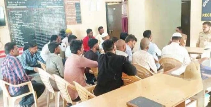 ಇನ್ನೂ ಮುಂದೆ ರಸ್ತೆಗಳ ಬದಿಯಲ್ಲಿ ಲಾರಿಗಳು ನಿಲ್ಲಿಸಿ ಸಾರ್ವಜನಿಕರಿಗೆ ತೊಂದರೆ ಕೊಡದಂತೆ ಲಾರಿ ಮಾಲೀಕರಿಗೆ ಸಿಪಿಐ ಮಹಾದೇವಪ್ಪ ಖಡಕ್ ಎಚ್ಚರಿಕೆ.