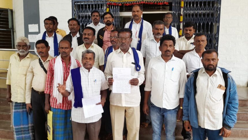 ದಲಿತರಿಗಿಲ್ಲ ರಕ್ಷಣೆ ತಾಲೂಕು ಕಛೇರಿಗೆ ಮುತ್ತಿಗೆ ಎಚ್ಚರಿಕೆ ಒಕ್ಕಲಿಗರ ಕಪಿಮುಷ್ಠಿಯಲ್ಲಿ ಕುಣಿಕೇನಹಳ್ಳಿ ಗ್ರಾಮ: ಜಗದೀಶ್ ಆರೋಪ ದಲಿತರಿಗಿಲ್ಲ ರಕ್ಷಣೆ ತಾಲೂಕು ಕಛೇರಿಗೆ ಮುತ್ತಿಗೆ ಎಚ್ಚರಿಕೆ ಒಕ್ಕಲಿಗರ ಕಪಿಮುಷ್ಠಿಯಲ್ಲಿ ಕುಣಿಕೇನಹಳ್ಳಿ ಗ್ರಾಮ: ಜಗದೀಶ್ ಆರೋಪ