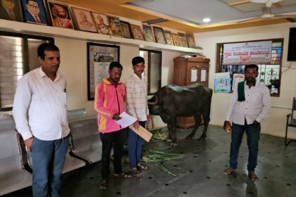 ಶೆಡ್ ಮುಂಜುರಾತಿಗೆ ಅರ್ಜಿ ನೀಡಿ ಬೆಸತ್ತ ಜನ : ಗ್ರಾ. ಪಂ. ಯೊಳಗೆ ಎಮ್ಮೆ ಕಟ್ಟಿ ಆಕ್ರೊಶ