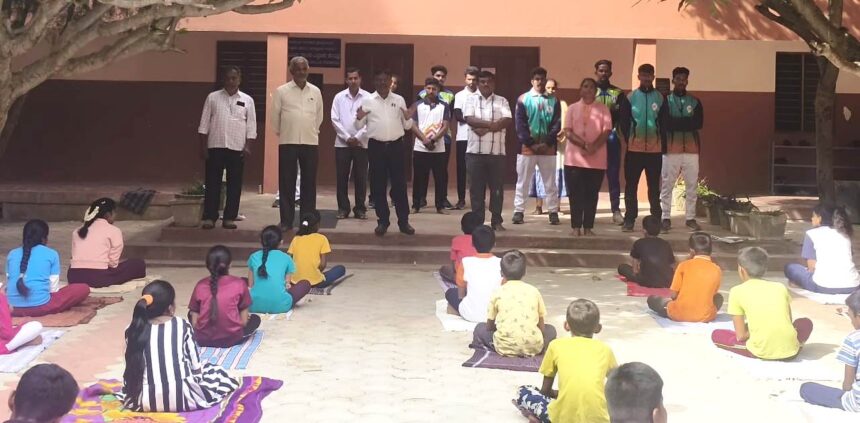 ದೈಹಿಕ, ಮಾನಸಿಕ, ಬೌದ್ದಿಕ ಆರೋಗ್ಯ ಕಾಪಾಡಿಕೊಳ್ಳಲು ಯೋಗ ಸಹಕಾರಿ : ಬಿಇಒ ಸೋಮಶೇಖರ್