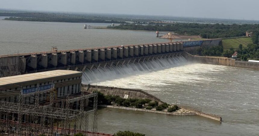 ಮಹಾರಾಷ್ಟ್ರದಲ್ಲಿ ಭಾರೀ ಮಳೆ, ಆಲಮಟ್ಟಿ ಡ್ಯಾಂನ ಎಲ್ಲಾ 26 ಗೇಟ್ ಓಪನ್, 1 ಲಕ್ಷ ಕ್ಯೂಸೆಕ್ ನೀರು ಹೊರಕ್ಕೆ ಮಹಾರಾಷ್ಟ್ರದಲ್ಲಿ ಭಾರೀ ಮಳೆ, ಆಲಮಟ್ಟಿ ಡ್ಯಾಂನ ಎಲ್ಲಾ 26 ಗೇಟ್ ಓಪನ್, 1 ಲಕ್ಷ ಕ್ಯೂಸೆಕ್ ನೀರು ಹೊರಕ್ಕೆ