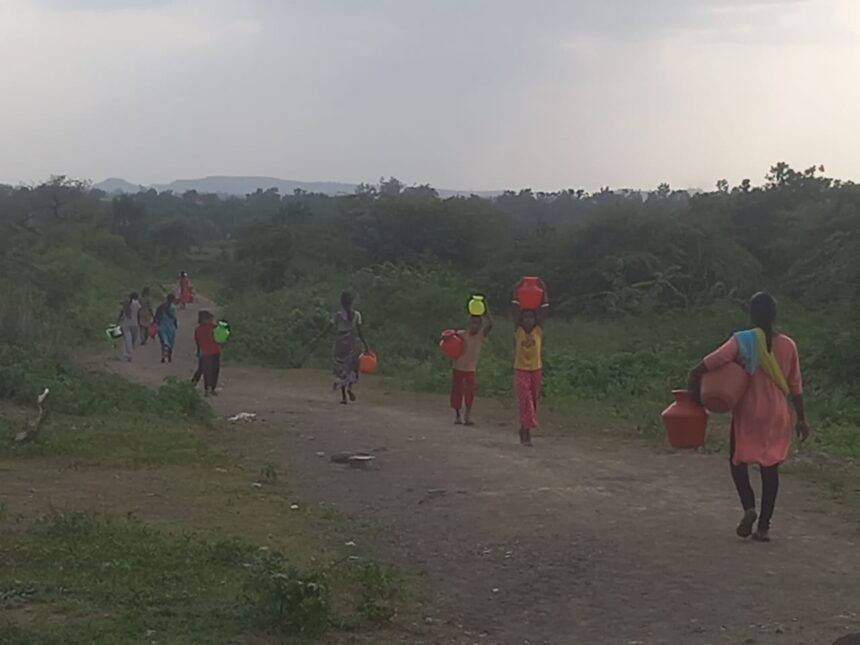 ನೀರಿಗಾಗಿ ಪರದಾಟ ಜನರ ಗೊಳ್ಳು ಕೇಳುವರಿಲ್ಲ ನೀರಿಗಾಗಿ ಪರದಾಟ ಜನರ ಗೊಳ್ಳು ಕೇಳುವರಿಲ್ಲ