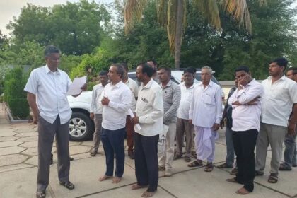 ನಿನ್ನೆ ಗೋಕಾಕ್ ಗ್ರಹ ಕಚೇರಿಯಲ್ಲಿ ಸಾರ್ವಜನಿಕರ ಅಹವಾಲುಗಳನ್ನು ಆಲಿಸಿ ಸ್ವೀಕರಿಸಿದ ಸಚಿವರು.