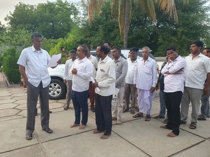 ನಿನ್ನೆ ಗೋಕಾಕ್ ಗ್ರಹ ಕಚೇರಿಯಲ್ಲಿ ಸಾರ್ವಜನಿಕರ ಅಹವಾಲುಗಳನ್ನು ಆಲಿಸಿ ಸ್ವೀಕರಿಸಿದ ಸಚಿವರು. ನಿನ್ನೆ ಗೋಕಾಕ್ ಗ್ರಹ ಕಚೇರಿಯಲ್ಲಿ ಸಾರ್ವಜನಿಕರ ಅಹವಾಲುಗಳನ್ನು ಆಲಿಸಿ ಸ್ವೀಕರಿಸಿದ ಸಚಿವರು.