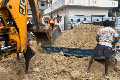 ಭಾರವಾದ ಟ್ರಾಕ್ಟರ್ ಚಲಿಸಿ ಚರಂಡಿ ಕುಸಿತ: ಸಿಲುಕಿಕೊಂಡ ವಾಹನ