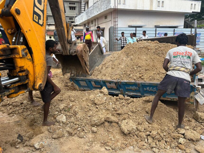 ಭಾರವಾದ ಟ್ರಾಕ್ಟರ್ ಚಲಿಸಿ ಚರಂಡಿ ಕುಸಿತ: ಸಿಲುಕಿಕೊಂಡ ವಾಹನ ಭಾರವಾದ ಟ್ರಾಕ್ಟರ್ ಚಲಿಸಿ ಚರಂಡಿ ಕುಸಿತ: ಸಿಲುಕಿಕೊಂಡ ವಾಹನ
