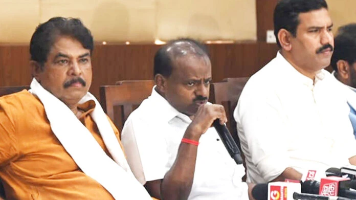 ಹಣದ ಮೇಲೆ ರಾಜಕಾರಣವನ್ನು ನಾವು ಮಾಡಲ್ಲ : ಸರ್ಕಾರದ ವಿರುದ್ಧ ಎಚ್ಡಿಕೆ ಕಿಡಿ ಹಣದ ಮೇಲೆ ರಾಜಕಾರಣವನ್ನು ನಾವು ಮಾಡಲ್ಲ : ಸರ್ಕಾರದ ವಿರುದ್ಧ ಎಚ್ಡಿಕೆ ಕಿಡಿ