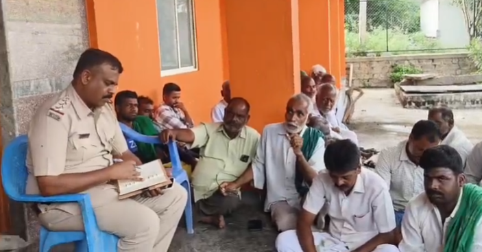 ಯಳಂದೂರು ಪೊಲೀಸ್ ಠಾಣೆಯಿಂದ ಹೊನ್ನೂರು ಗ್ರಾಮದಲ್ಲಿ ಜನ ಸಂಪರ್ಕ ಸಭೆ ಯಳಂದೂರು ಪೊಲೀಸ್ ಠಾಣೆಯಿಂದ ಹೊನ್ನೂರು ಗ್ರಾಮದಲ್ಲಿ ಜನ ಸಂಪರ್ಕ ಸಭೆ