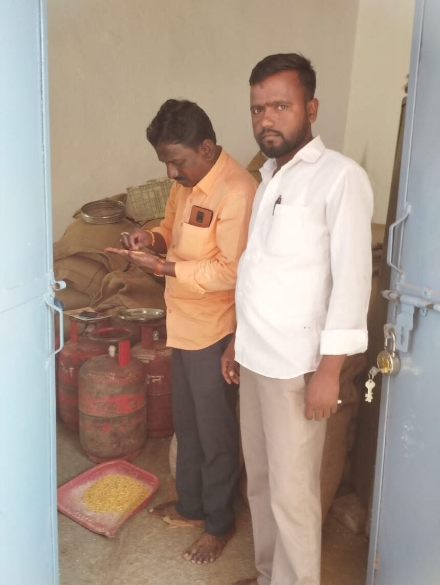 ಶಾಲೆಯ ಬಿಸಿಯೂಟ ಹಾಗೂ ಆಹಾರ ಧಾನ್ಯಗಳ ಪರಿಶೀಲನೆ ಶಾಲೆಯ ಬಿಸಿಯೂಟ ಹಾಗೂ ಆಹಾರ ಧಾನ್ಯಗಳ ಪರಿಶೀಲನೆ