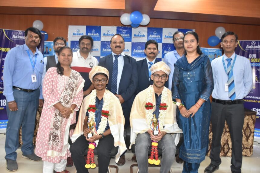 ನೀಟ್ ಸಾಧನೆ : ದೈವಿಕ ಅಂಬಟಿ, ದಕ್ಷ ಶ್ರೀಕಂಠ ರಾಮನಗೌಡರಗೆ ಆಕಾಶ ಅಭಿನಂದನೆ ನೀಟ್ ಸಾಧನೆ : ದೈವಿಕ ಅಂಬಟಿ, ದಕ್ಷ ಶ್ರೀಕಂಠ ರಾಮನಗೌಡರಗೆ ಆಕಾಶ ಅಭಿನಂದನೆ