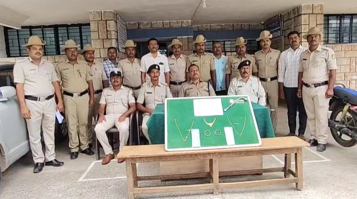 ಹಗಲು ಮನೆ ಕಳ್ಳರ ಬಂಧನ: ಕಾರು,ಆಭರಣ, ಮೊಬೈಲ ವಶಕ್ಕೆ ಪೋಲಿಸರ ಕಾರ್ಯಕ್ಕೆ ಸ್ಥಳಿಯರ ಮೆಚ್ಚುಗೆ. ಹಗಲು ಮನೆ ಕಳ್ಳರ ಬಂಧನ: ಕಾರು,ಆಭರಣ, ಮೊಬೈಲ ವಶಕ್ಕೆ ಪೋಲಿಸರ ಕಾರ್ಯಕ್ಕೆ ಸ್ಥಳಿಯರ ಮೆಚ್ಚುಗೆ.