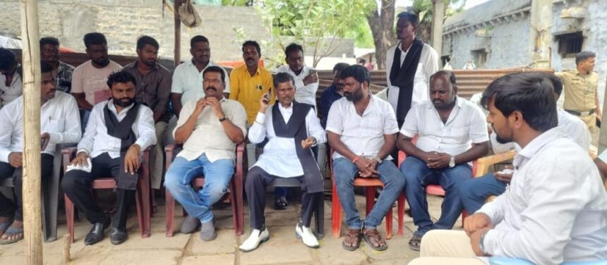 ದಲಿತ ಯುವಕನ ಮೇಲೆ ದೌರ್ಜನ್ಯ: ಧೈರ್ಯ ತುಂಬಿದ ಮಾದಿಗ ದಂಡೋರ ರಾಜ್ಯ ಅಧ್ಯಕ್ಷ