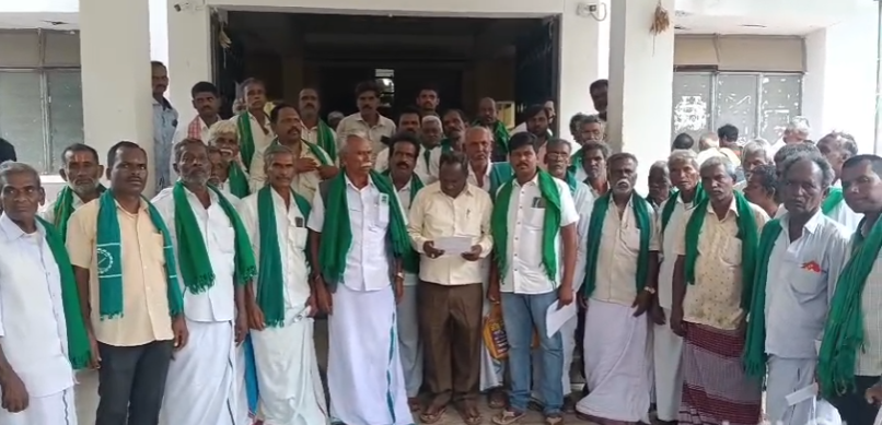 ಹೂವಿನ ಮಂಡಿಯನ್ನು ಯಥಾಸ್ಥಿತಿಯ ಜಾಗದಲ್ಲಿ ಮಾರಾಟ ಮಾಡಲು ಸ್ಥಳಾವಕಾಶ ಕಲ್ಪಿಸಿ ಬೇಕೆಂದು ರೈತ ಸಂಘದ ಜಿಲ್ಲಾ ಅಧ್ಯಕ್ಷ ಪೂಜಾರಪ್ಪ ಒತ್ತಾಯ ಹೂವಿನ ಮಂಡಿಯನ್ನು ಯಥಾಸ್ಥಿತಿಯ ಜಾಗದಲ್ಲಿ ಮಾರಾಟ ಮಾಡಲು ಸ್ಥಳಾವಕಾಶ ಕಲ್ಪಿಸಿ ಬೇಕೆಂದು ರೈತ ಸಂಘದ ಜಿಲ್ಲಾ ಅಧ್ಯಕ್ಷ ಪೂಜಾರಪ್ಪ ಒತ್ತಾಯ