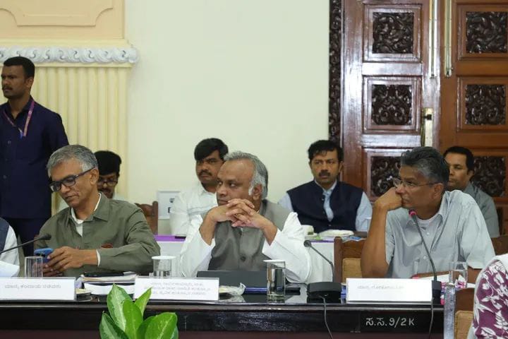 ವ್ಯಾಪಕ ಮಳೆ: ಸಿಎಂ. ನೇತೃತ್ವದ ಪರಿಹಾರ ಚರ್ಚೆ ಸಭೆಯಲ್ಲಿ ಸಚಿವರಾದ ಸತೀಶ ಜಾರಕಿಹೊಳಿ ಭಾಗಿ ವ್ಯಾಪಕ ಮಳೆ: ಸಿಎಂ. ನೇತೃತ್ವದ ಪರಿಹಾರ ಚರ್ಚೆ ಸಭೆಯಲ್ಲಿ ಸಚಿವರಾದ ಸತೀಶ ಜಾರಕಿಹೊಳಿ ಭಾಗಿ