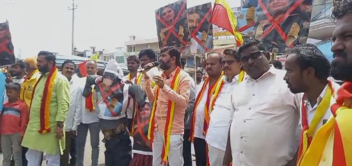 ನಟ ಕಮಲ್ ಹಾಸನ್ ಹೇಳಿಕೆ ಖಂಡಿಸಿ ಕರವೇ ಕಾರ್ಯಕರ್ತರ ಪ್ರತಿಭಟನೆ ನಟ ಕಮಲ್ ಹಾಸನ್ ಹೇಳಿಕೆ ಖಂಡಿಸಿ ಕರವೇ ಕಾರ್ಯಕರ್ತರ ಪ್ರತಿಭಟನೆ