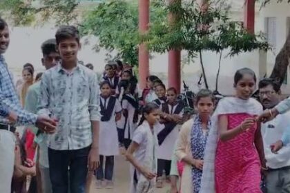 ಕಾಲೇಜು ಆರಂಭ: ವಿದ್ಯಾರ್ಥಿಗಳನ್ನು ಸ್ವಾಗತಿಸಿದ ಉಪನ್ಯಾಸಕರು