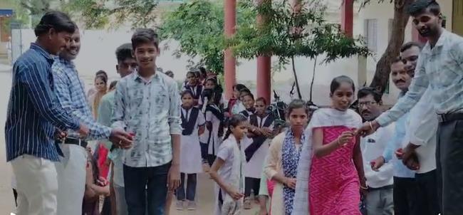 ಕಾಲೇಜು ಆರಂಭ: ವಿದ್ಯಾರ್ಥಿಗಳನ್ನು ಸ್ವಾಗತಿಸಿದ ಉಪನ್ಯಾಸಕರು ಕಾಲೇಜು ಆರಂಭ: ವಿದ್ಯಾರ್ಥಿಗಳನ್ನು ಸ್ವಾಗತಿಸಿದ ಉಪನ್ಯಾಸಕರು