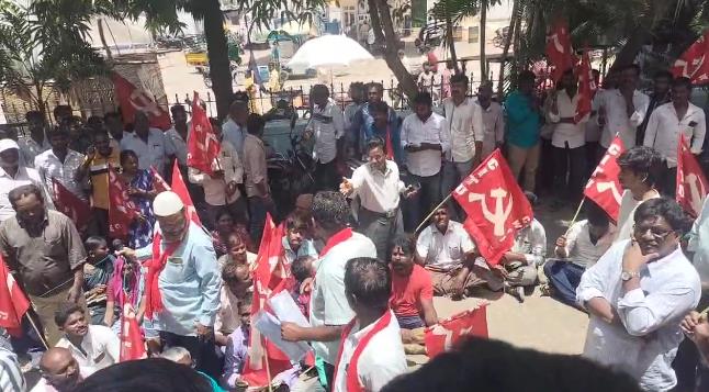 ಕಂಪ್ಲಿಯಲ್ಲಿ ಕಟ್ಟಡ ಕಾರ್ಮಿಕರ 4ನೇ ಸಮ್ಮೇಳನ: ಕಲ್ಯಾಣ ನಿಧಿ ದುರುಪಯೋಗಕ್ಕೆ ತೀವ್ರ ವಿರೋಧ ಕಂಪ್ಲಿಯಲ್ಲಿ ಕಟ್ಟಡ ಕಾರ್ಮಿಕರ 4ನೇ ಸಮ್ಮೇಳನ: ಕಲ್ಯಾಣ ನಿಧಿ ದುರುಪಯೋಗಕ್ಕೆ ತೀವ್ರ ವಿರೋಧ