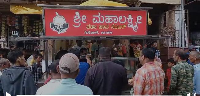 IPL ಟ್ರೋಫಿ ಗೆದ್ದ ಆರ್.ಸಿ.ಬಿ:  ವಡಾ-ಪಾವ ವಿತರಿಸಿದ ಅಭಿಮಾನಿ