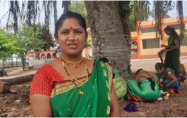 ಪತಿಯ ದೀರ್ಘಾಯುಷ್ಯ ಬಯಸಿ ಗಡಿಭಾಗದಲ್ಲಿ ಮುತ್ತೈದೆಯರಿಂದ ವಟಸಾವಿತ್ರಿ ವ್ರತ ಆಚರಣೆ ಪತಿಯ ದೀರ್ಘಾಯುಷ್ಯ ಬಯಸಿ ಗಡಿಭಾಗದಲ್ಲಿ ಮುತ್ತೈದೆಯರಿಂದ ವಟಸಾವಿತ್ರಿ ವ್ರತ ಆಚರಣೆ