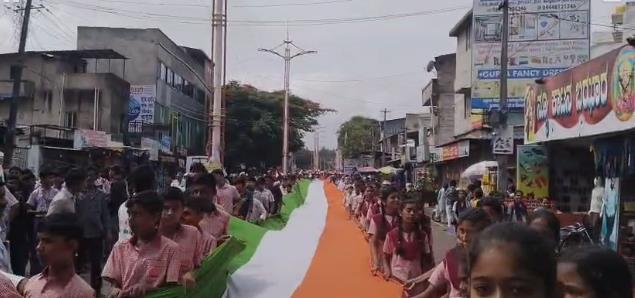 ನಿಪ್ಪಾಣಿಯಲ್ಲಿ ಬೃಹತ್ ತಿರಂಗಾ ಯಾತ್ರೆ ನಿಪ್ಪಾಣಿಯಲ್ಲಿ ಬೃಹತ್ ತಿರಂಗಾ ಯಾತ್ರೆ