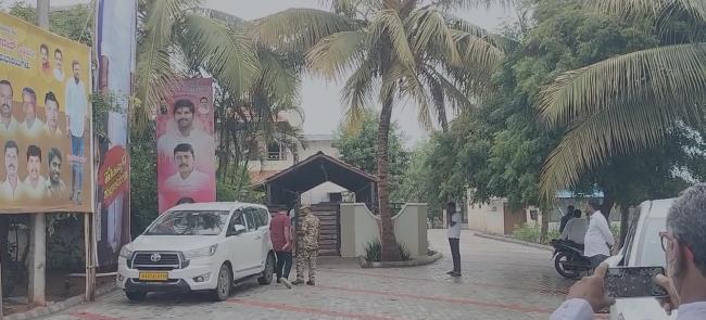 ಗಣಿ ಜಿಲ್ಲೆಯಲ್ಲಿ ಬೆಳ್ಳಂಬೆಳ್ಳಗೆ ಈಡಿ ಶಾಕ್: ಜಿಲ್ಲೆ ಪ್ರಭಾವಿ ರಾಜಕಾರಣಿಗಳ ಮನೆಯ ಮೇಲೆ ರೈಡ್ ಗಣಿ ಜಿಲ್ಲೆಯಲ್ಲಿ ಬೆಳ್ಳಂಬೆಳ್ಳಗೆ ಈಡಿ ಶಾಕ್: ಜಿಲ್ಲೆ ಪ್ರಭಾವಿ ರಾಜಕಾರಣಿಗಳ ಮನೆಯ ಮೇಲೆ ರೈಡ್