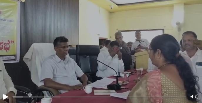 ಹುಕ್ಕೇರಿ ತಾಲೂಕಾ ಪಂಚಾಯಿತಿ ಸಭಾಭವನದಲ್ಲಿ ಕುಂದುಕೊರತಗಳ ಬಗ್ಗೆ ಸಭೆ