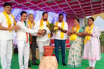 ಯೋಗವನ್ನು ನಮ್ಮ ಜೀವನದಲ್ಲಿ ಅಳವಡಿಸಿಕೊಂಡು ರೋಗ ರಹಿತ ವ್ಯಕ್ತಿಗಳಾಗಬೇಕು:ಶಾಸಕ ಲಕ್ಷ್ಮಣ ಸವದಿ