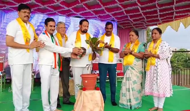 ಯೋಗವನ್ನು ನಮ್ಮ ಜೀವನದಲ್ಲಿ ಅಳವಡಿಸಿಕೊಂಡು ರೋಗ ರಹಿತ ವ್ಯಕ್ತಿಗಳಾಗಬೇಕು:ಶಾಸಕ ಲಕ್ಷ್ಮಣ ಸವದಿ