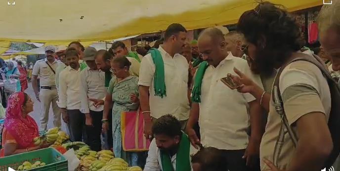 ಚಿಕ್ಕೋಡಿ ವಾರದ ಸಂತಿಯಲ್ಲಿ ಬೇಕಾಬಿಟ್ಟಿ ಹಣ ವಸೂಲಿ